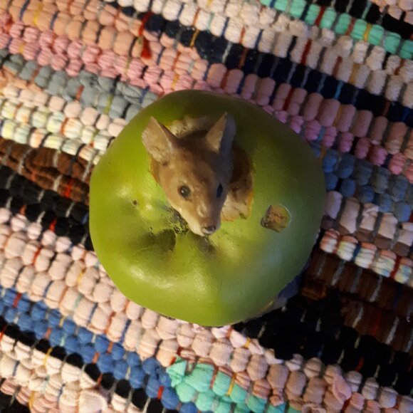 Cute little mouse in apple - Country Tails by Richard Cooper - Made in England - Picture 2 of 5